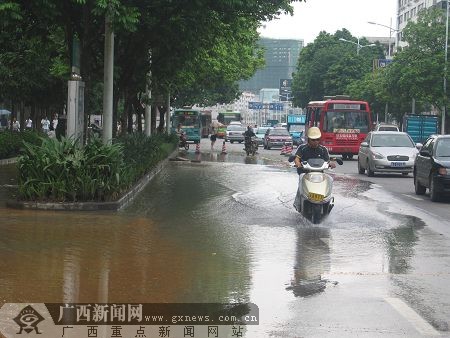 南宁北大路中自来水管破裂水流成河车辆绕行图