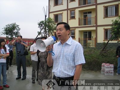 绵阳市涪城区区委书记习世洪向记者介绍永久性农房建设情况.邱凌摄