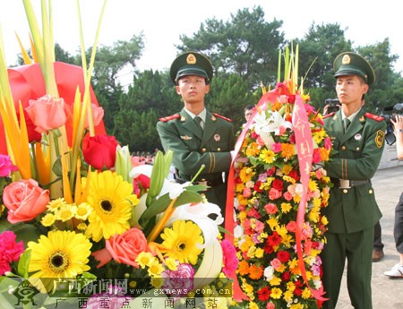 拜祭革命先烈南宁各界向烈士纪念碑敬献花圈图