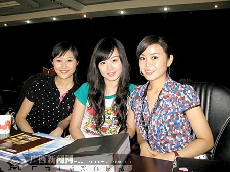 衔筷子练习 八颗牙微笑 <em>空姐</em>光鲜背后藏艰辛(图