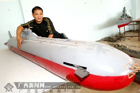 爱好者船模之家受追捧 仓库里藏多国舰队(图)