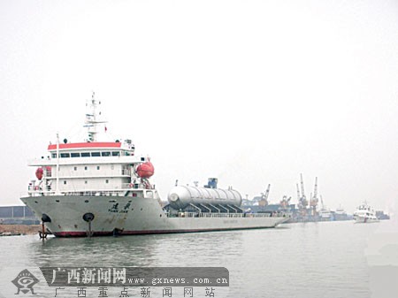 "巨无霸"炼油设备运抵广西钦州港 重达1703吨(图)