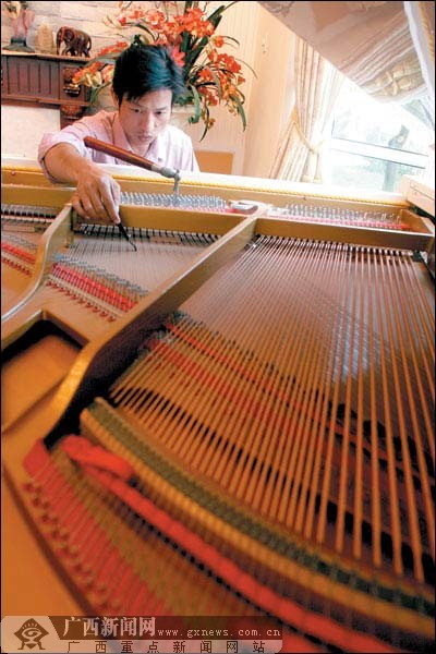 钢琴调律师扫描:他们有双精细谛听的耳朵