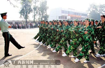 培养遵纪好习惯 梧州学院3000多名新生进行军训