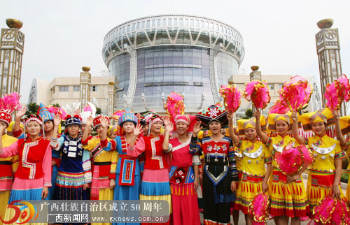 少数民族姑娘们在广西民族博物馆前载歌载舞,迎接各方贵客.