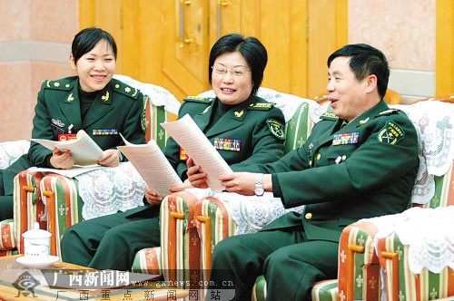 解放军代表讨论政府工作报告