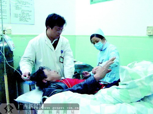 南宁衡阳路一醉酒男子撞车倒地 被送医院睡觉打鼾