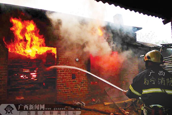 南宁一家具厂发生火灾 条件限制延误灭火时机