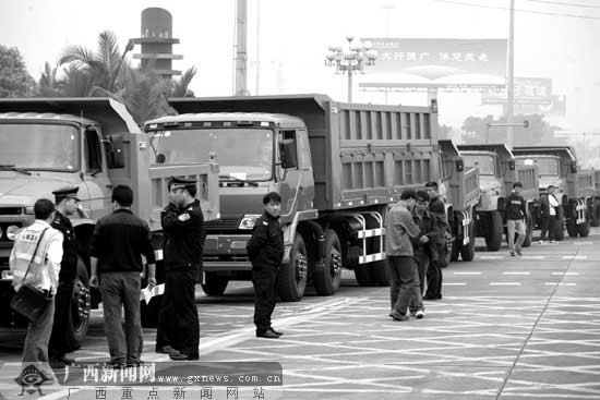 过路费标准惹争议 15辆卡车堵住桂柳高速路收