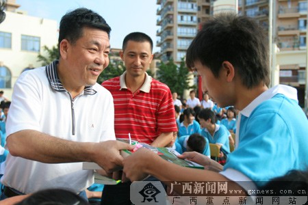 [原创]南宁市教育局长亲自给青川班学生上课
