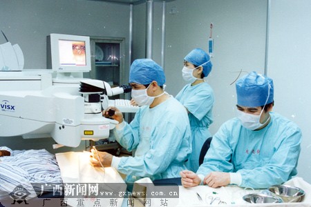 广西"白领族"扎堆摘镜 专家称角膜薄不宜激光手术