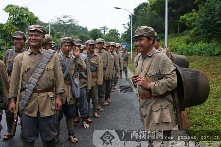 记者 邓昶摄参加电视剧《红七军》拍摄的红军演员大都是壮族群众.