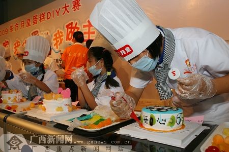 [原创]童博会今日开幕 2岁小朋友制作超级蛋糕