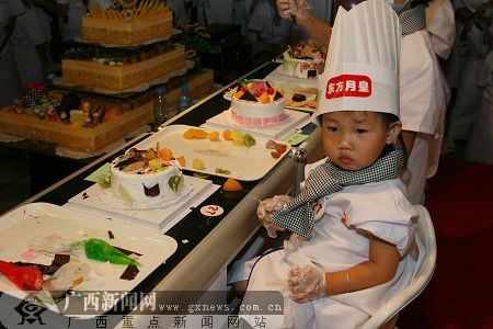 [原创]童博会今日开幕2岁小朋友制作超级蛋糕