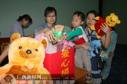 看国产动漫,送爱心玩具六一亲子观影活动现