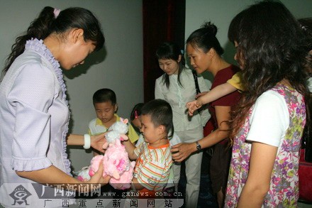 看国产动漫,送爱心玩具六一亲子观影活动现