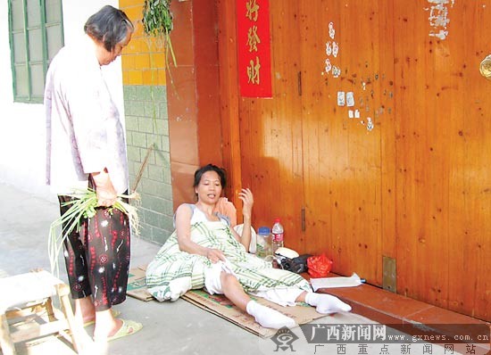 一妇女遭遇车祸下身瘫痪 露宿"车主"家门前索赔