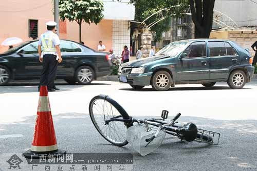 小车未减速学生过街不走人行道 两女生被撞飞