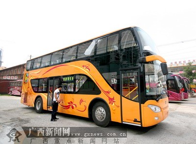 徐天保 6月15日,在南宁市友爱路运德集团停车场,一辆崭新的双层