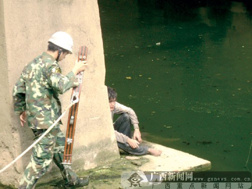 流浪汉在南宁朝阳沟游泳被困 消防员下水将其