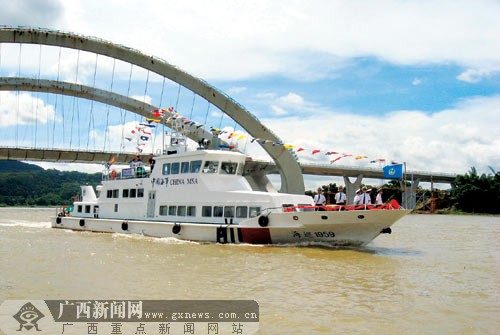 记者发现,与小型的海事船舶相比,这艘海巡船算是"大家伙"广西最大内河