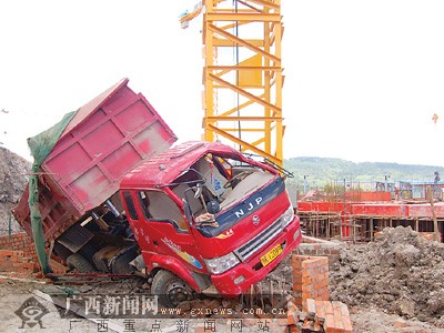 货车工地卸货翻下3米高路基 司乘人员随车翻下受伤