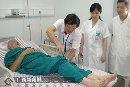 旅行遇"脑梗"71岁比利时老人在广西脱险; 71岁的马森莫尔曼接受治疗中