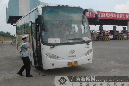 高速公路出口处驶出    民警加强对客运车辆的检查