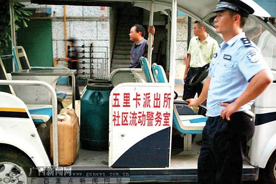 有关部门正在转运汽油。记者 颜篁摄 广西新闻网柳州讯(记者谢永辉 程丽鸾 实习生周育舟 通讯员姚璐)8月10日下午,柳州市航惠路宝城苑小区一住户发现自家天花板漏“水”,仔细一看竟是汽油!住户立即通知物管人员并报警,楼上一个存量达四五吨的“地下油库”因此浮出水面。经警方调查,“地下油库”系户主利用职务之便,从2005年初开始,从单位用矿泉水瓶或可乐瓶装油,积少成多“攒”出来的。 当日下午2时30分许,宝城苑