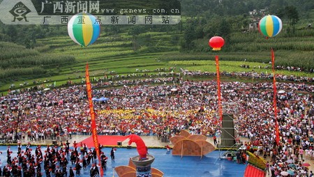 8月14日,2009年隆林德峨彝族火把节在该县德峨乡隆重举办.