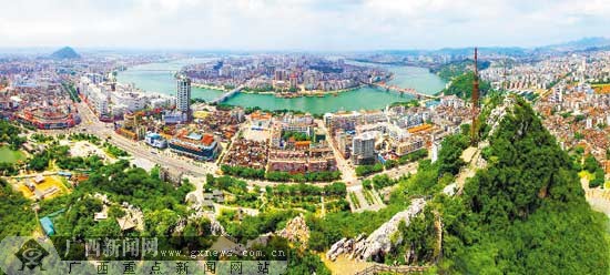 马鞍山上鸟瞰柳州市区全景; 红旗灯笼遍街头 喜看广西新变化