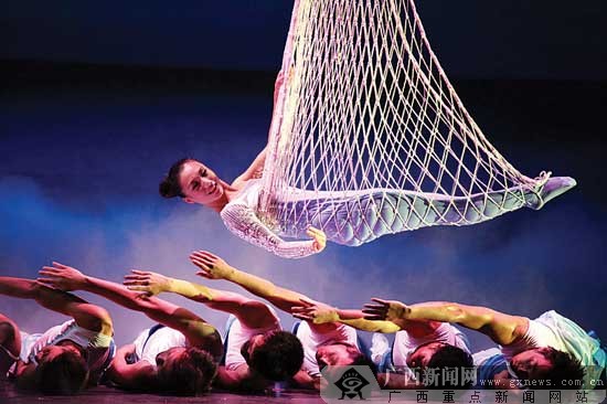 广西《绣球飞》首次亮相 浪漫风情倾倒观众(组图)