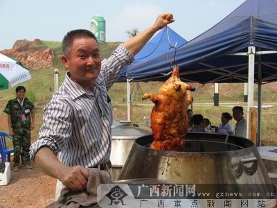 美食节上的广西美食——巴马香猪