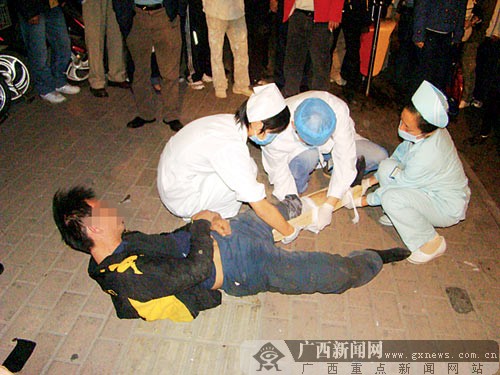 南宁上演便衣警察抓贼一幕 镜头揭露偷车男嘴