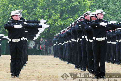 广西举行交警规范执法汇演 半小时一歹徒被"击毙"