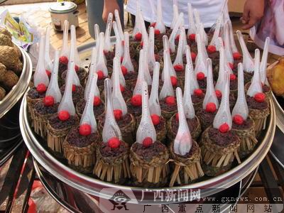 美食节上的傣族美食:菠萝饭