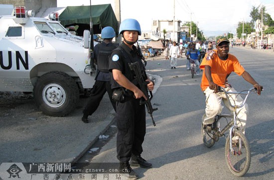 柳州小伙海地维和全家牵挂 危险生活乐观对待(图)-广西新闻网