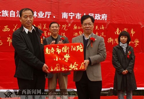 大型名家、少儿书画义卖暨慈善捐赠活动在南宁