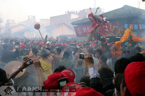 凡炮龙所到之处,鞭炮齐鸣,热闹非凡.广西新闻网记者 陶媛摄