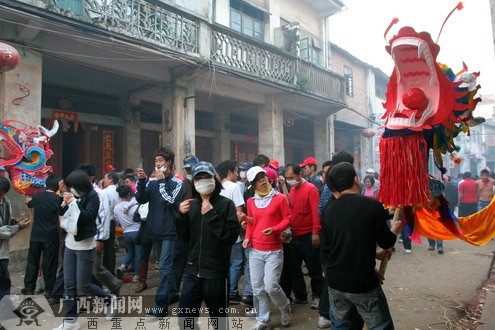 宾阳舞110条炮龙 50万游客狂轰滥炸中狂欢(图)