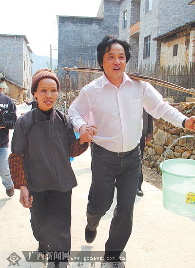 王霙和大娘手拉手送水.