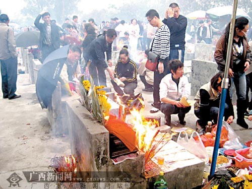 南宁市殡仪馆12个生肖祭拜区内烟雾缭绕.