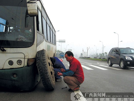 公交车左前轮脱落后,维修人员赶到安装好轮胎,并对事故原因进行分析.