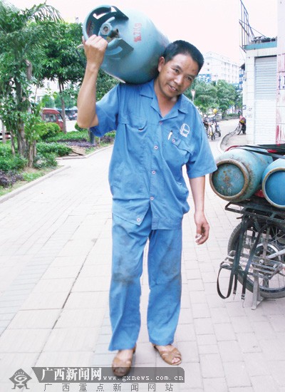 南宁一送气工写小品抨击不良现象 自诩胜过赵