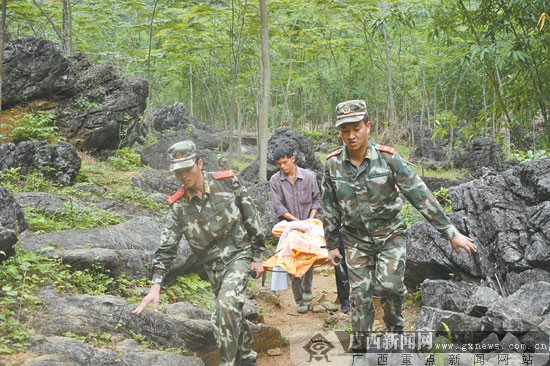 平果县凤梧乡一面包车翻下悬崖 8人死亡11人受伤|手机广西网