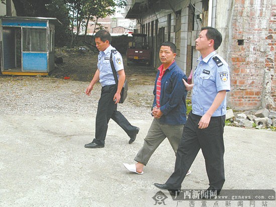 吕某被民警送入看守所.卢冬琳摄