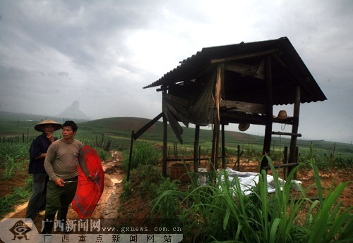 6村民木棚躲雨遭雷击2死4伤专家:雨天注意防雷