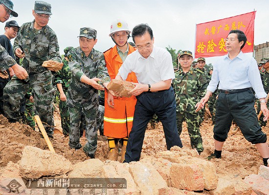 温家宝:严阵以待防御更大洪水