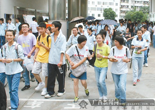 2010年南宁市中考拉开大幕 6万多名学子共赴