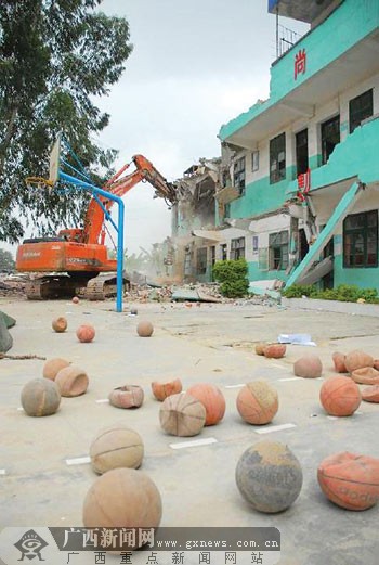 南宁拆除部分违章建筑 被拆迁学校师生已基本安置